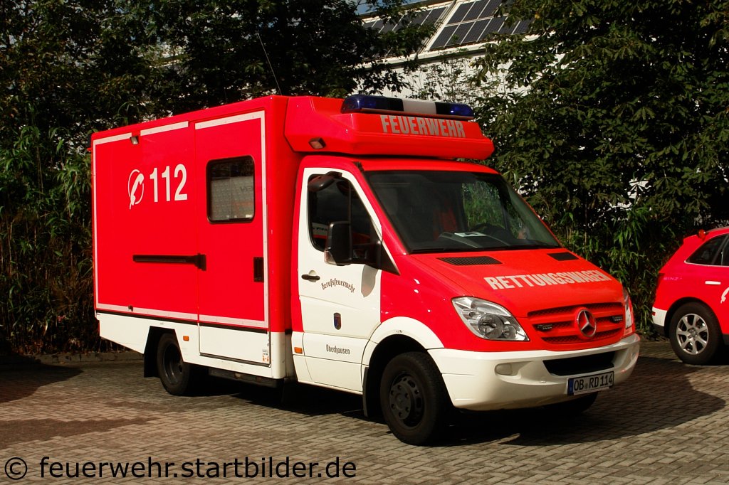 RTW (2/83/1) hat einen Fahrtec Aufbau.
Zuhause ist dieser RTW auf der Wache 2.
Aufgenommen am 18.9.2011 beim Tdo der FF Oberhausen Sterkrade.