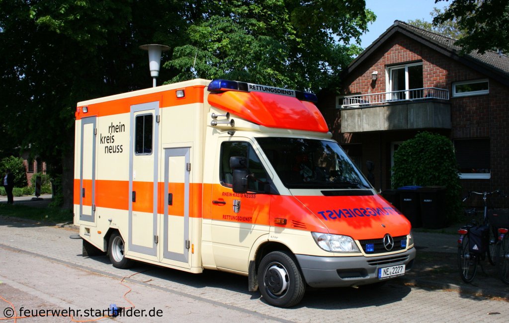 RTW DRK-Rhein Kreis Neuss (NE 2227) auf MB Sprinter.
Aufgenommen in Grevenbroich am 30.4.2011.