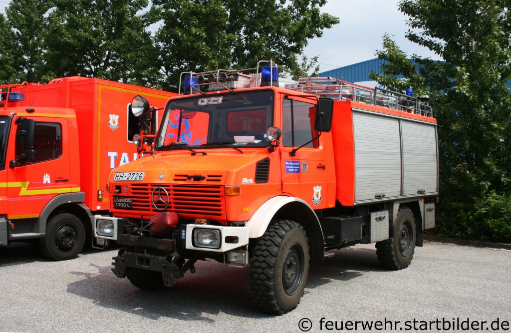 RW 1 (HH 2627) mit Metz Aufbau auf MB Unimog 1300L.
Aufgenommen beim Tag der offenen T�r der Feuerwehrschule Hamburg am 21.5.2011
Dieses Fahrzeug steht auf der Bf Feuerwache Billstedt.