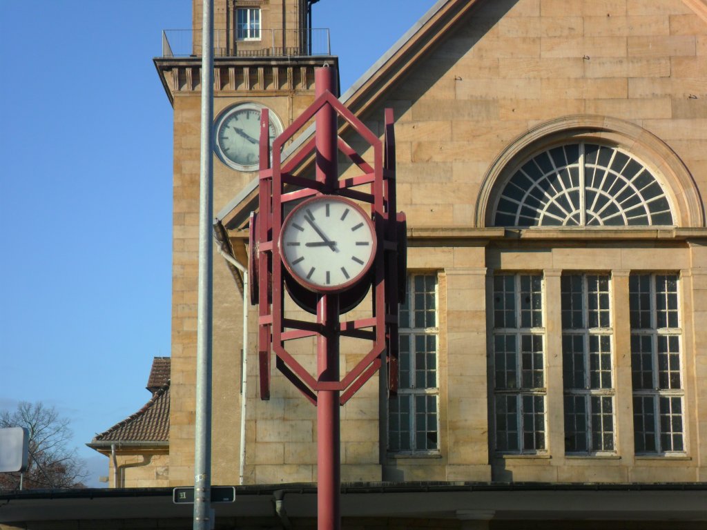 Säulenuhr am Bahnhofsvorplatz in Zeitz. Die vier Uhren der Säulen zeigen alle die falsche Zeit an. Nur die Turmuhr am EG zeigt die aktuelle Zeit an; 29.12.2011