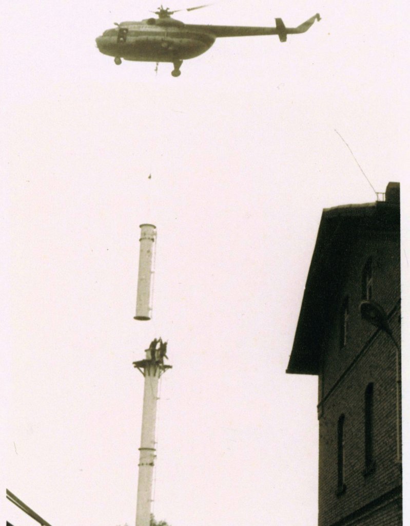 Schornstein Neusetzung im Bw Naumburg, ein Hubschrauber liefert die einzelnen Segemente des neuen Schornsteins; 24.08.1989 (Foto: Hans Grau)