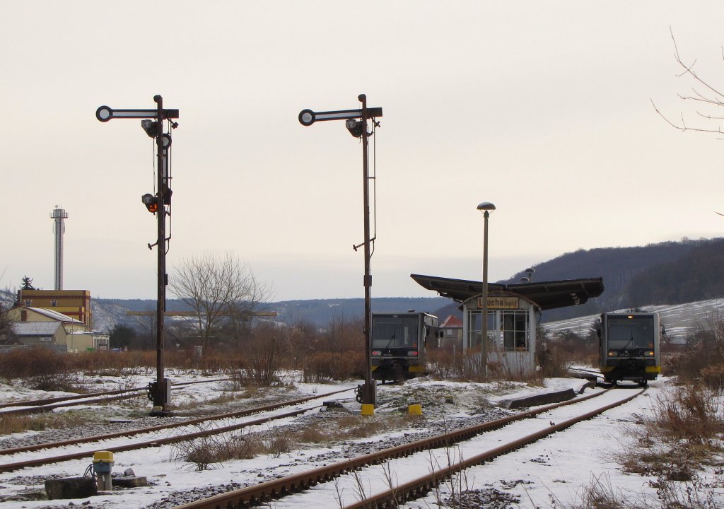 Seit dem Fahrplanwechsel am 12.12.2010 findet der Kreuzungshalt auf der Unstrutbahn wieder im Bf Laucha statt, dem einzigen Bahnhof an der Unstrutbahn mit einem noch vorhandenen richtigen Bahnsteig und einer Unterführung; 13.12.2010