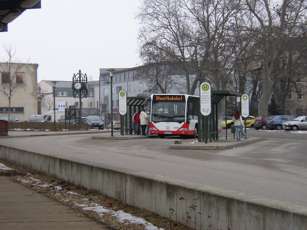 So sah der Platz neben dem Hauptbahnhof in Naumburg aus, bevor die neue Busverknüpfungsstelle gebaut wurde. Das Gebäude links im Bild wurde hierfür abgerissen; 18.03.2006 (Foto: Klaus Pollmächer)