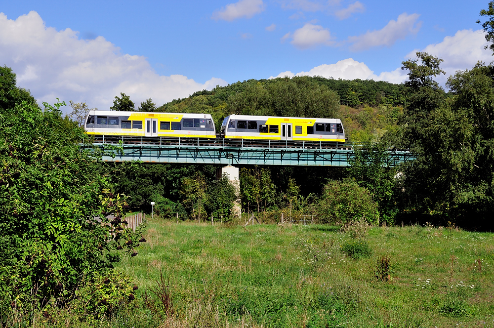 Sonderverkehr auf der Hochbahn zum Winzerfest in Freyburg. Burgenlandbahn 672 913 + 672 902 pendelten deshalb am 08.09.2012 im 2 Stundentakt zwischen Naumburg Ost und Zeitz. Hier zu sehen als RB 34947 auf einer Brücke in Mertendorf. (Foto: Hans-Jürgen Warg)
