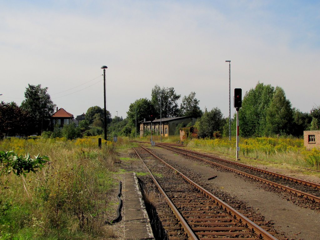 Stellwerk Qw und dem ehemalige Bahnhofsausfahrt Richtung Vitzenburg, in Querfurt; 07.09.2010