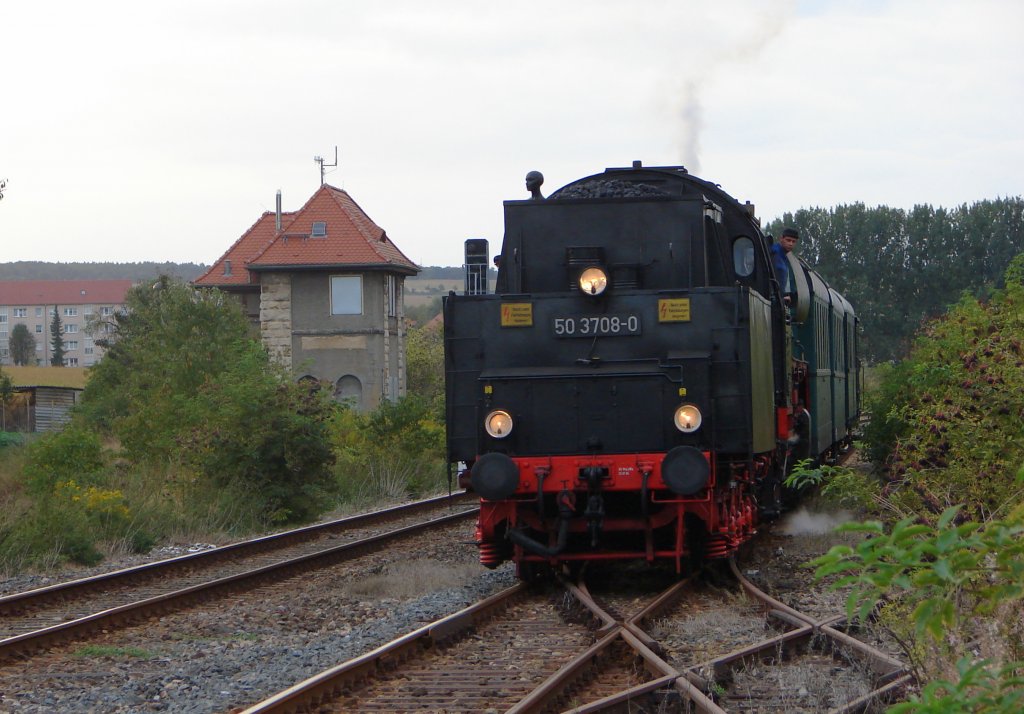 TG 50 3708-0 Halberstadt e.V. mit dem DLr 37193 von Karsdorf nach Freyburg, in Höhe des Stellwerks Lo in Laucha; 12.09.2009 (Foto: Dieter Thomas)