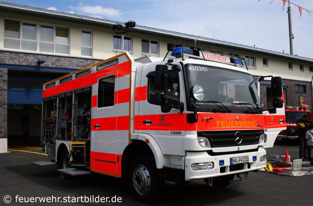 TLF 16/25 (42/23/01) der Feuerwehr Hagen Haspe.
Aufgenommen am 28.5.2011 beim Tag der offenen T�r der Feuerwehr Hagen Haspe.