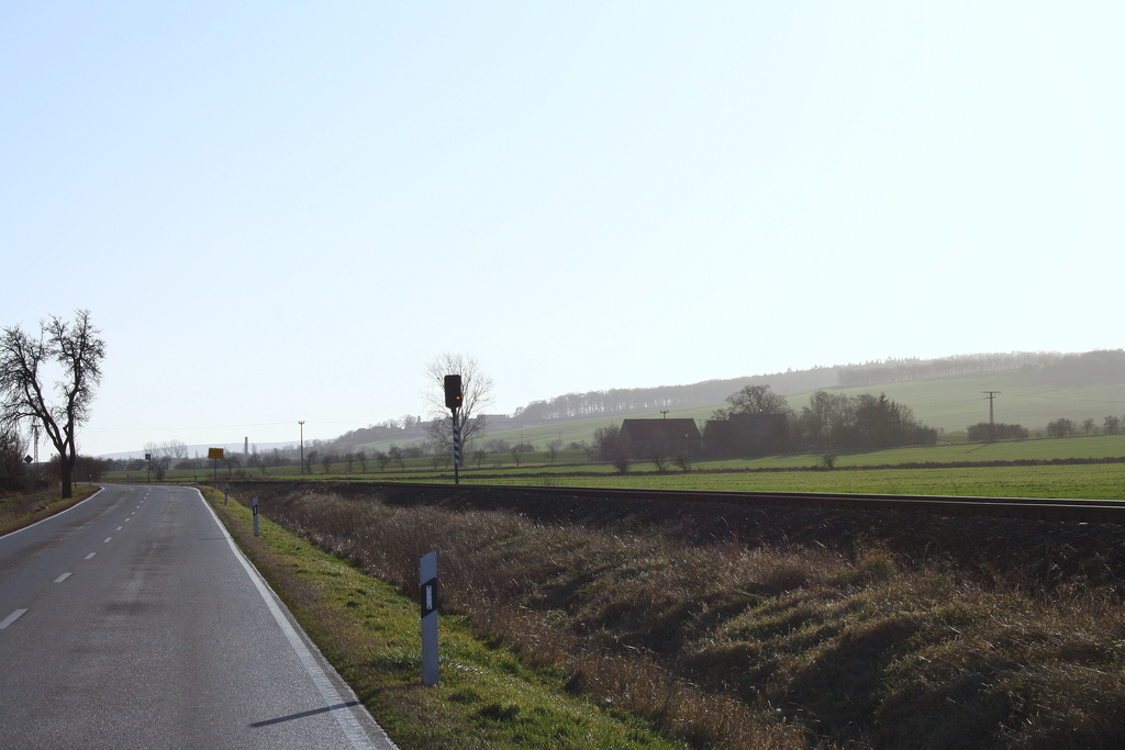 Trotz Streckenruhe ist Signal für den Bahnübergang in Nausitz am 14.01.2012 eingeschaltet. Blick in Richtung Naumburg. (Foto: Michael Rathmann)