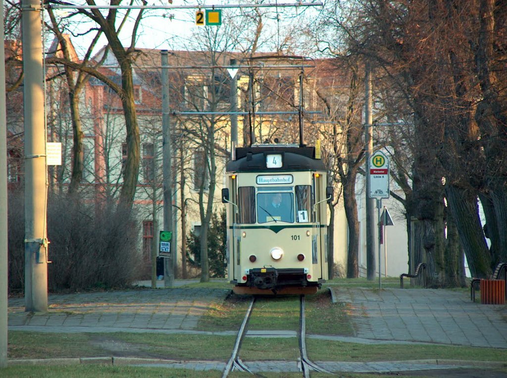 Tw 101 als Linie 4 (Vogelwiese - Hbf) am Postring in Naumburg; 16.02.2008