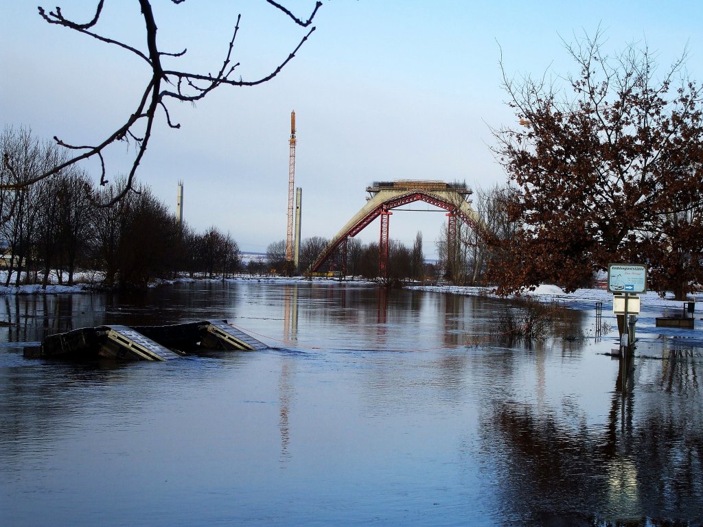 Unstruttalbrücke mit Blick über die Unstrut bei Hochwasser
am 16.1.2011