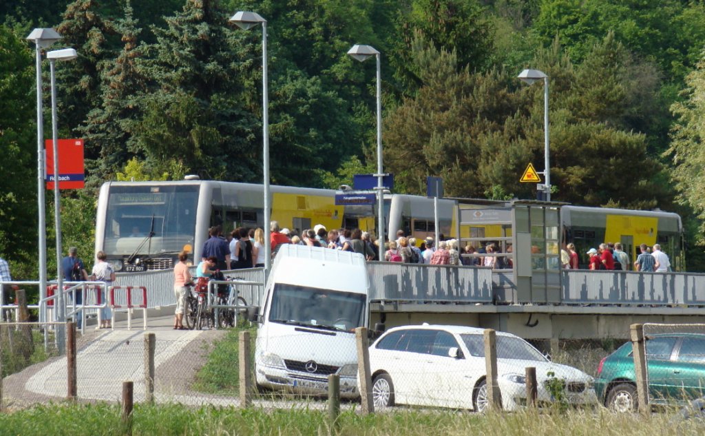 Voller Bahnsteig in Roßbach, anlässlich der Saale-Wein-Meile am 27.05.2012. (Foto: Günther Göbel)
