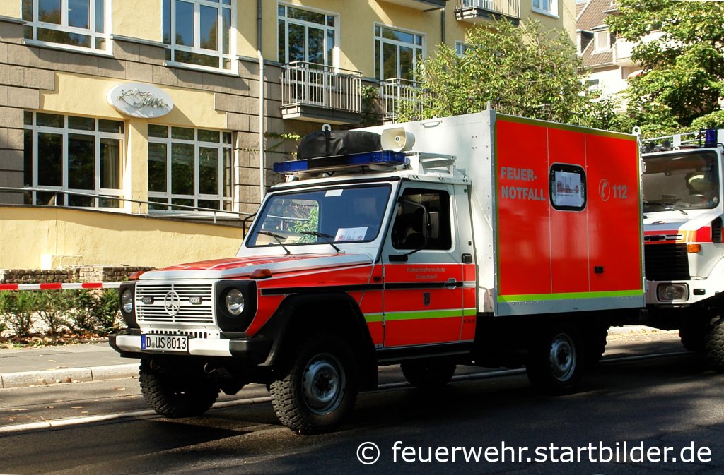 Von der Feuerwehr D�sseldorf kam dieser KTW-GL.
Er h�rt auf den Namen 23/85/13 und wurde von der Bundeswehr �bernommen.
Aufgenommen beim NRW Tag 2011 in Bonn.