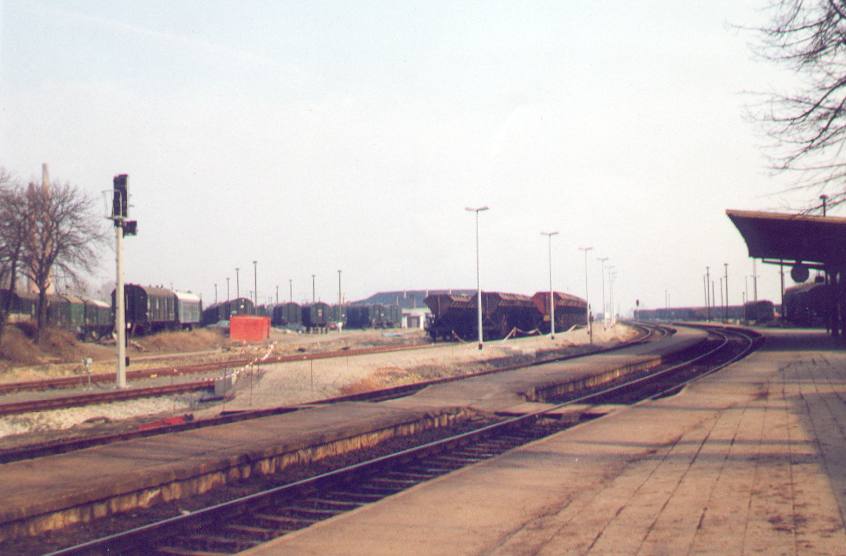 Vor der Elektrifizierung des Streckenabschnitts von Sömmerda nach Oberröblingen im Jahr 1996, war der neue Inselbahnsteig mit Unterführung in Artern errichtet worden. Ich denke das Foto muß zwischen 1992 und 1993 entstanden sein. Interessant ist auch der im Hintergrund zu sehende Bauzug des Gleisbaubetrieb Naumburg. Dieser hatte bereits seit 1988 seinen Standort hier und war in Artern für den Ausbau zur Zweigleisigkeit der Strecke von der Reichsbahnbaudirektion platziert worden. Eigentlich waren es ein Oberbauzug und ein Tiefbauzug. Der Oberbauzug war auch für die Oberbauerneuerung im Jahr 1989 zwischen Donndorf und Reinsdorf verantwortlich.
(Foto: Archiv IG Unstrutbahn e.V.)