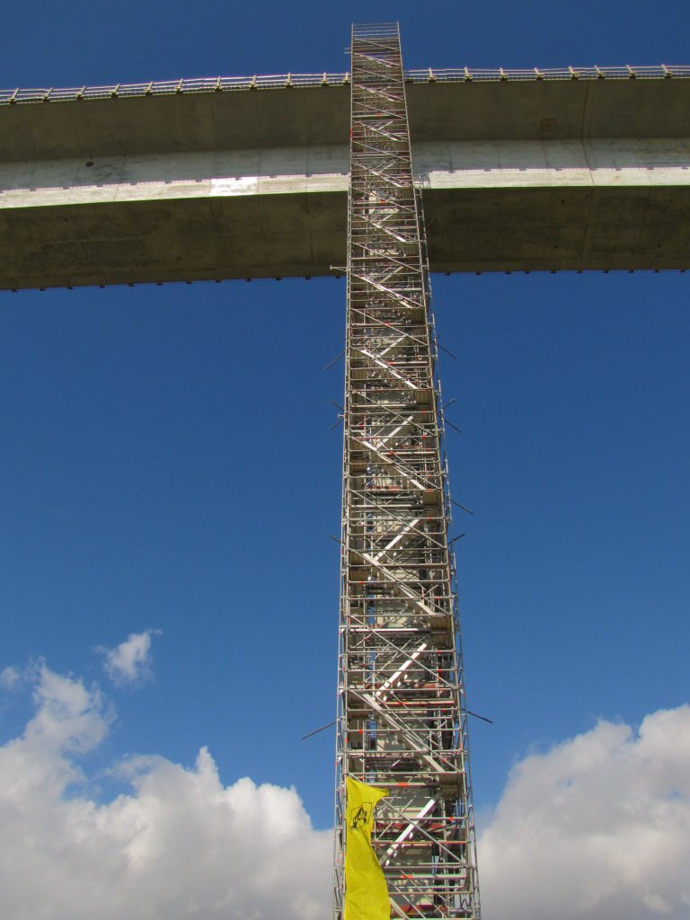 Während einer Brückenwanderung am 15.09.2011 auf der Unstruttalbrücke der zukünftigen Neubaustrecke Erfurt - Leipzig/Halle, müßten wir dieses Gerüst als Aufstiegsmöglichkeit nutzen, um auf die Brücke bei Karsdorf zu kommen. 
