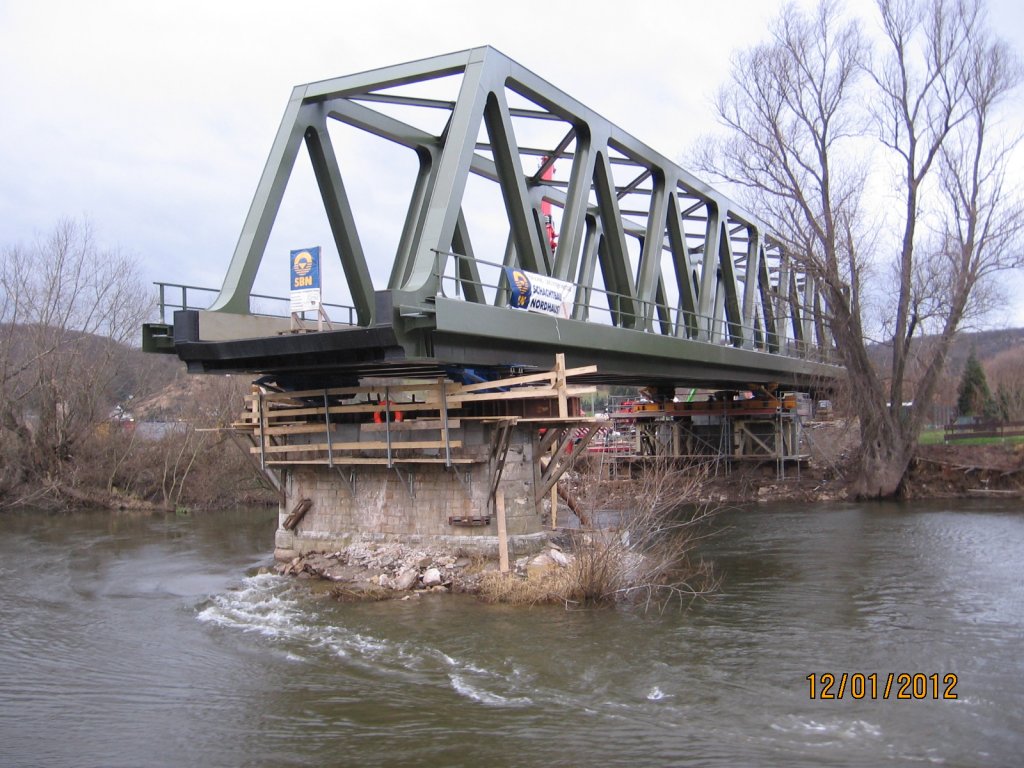 Wegen starker Winde mußte der Einschub der neuen Saalebrücke in Roßbach immer wieder unterbrochen werden. Am 12.01.2012 hat die neue Brücke schon den alten Strompfeiler erreicht. (Foto: Hans Grau)
