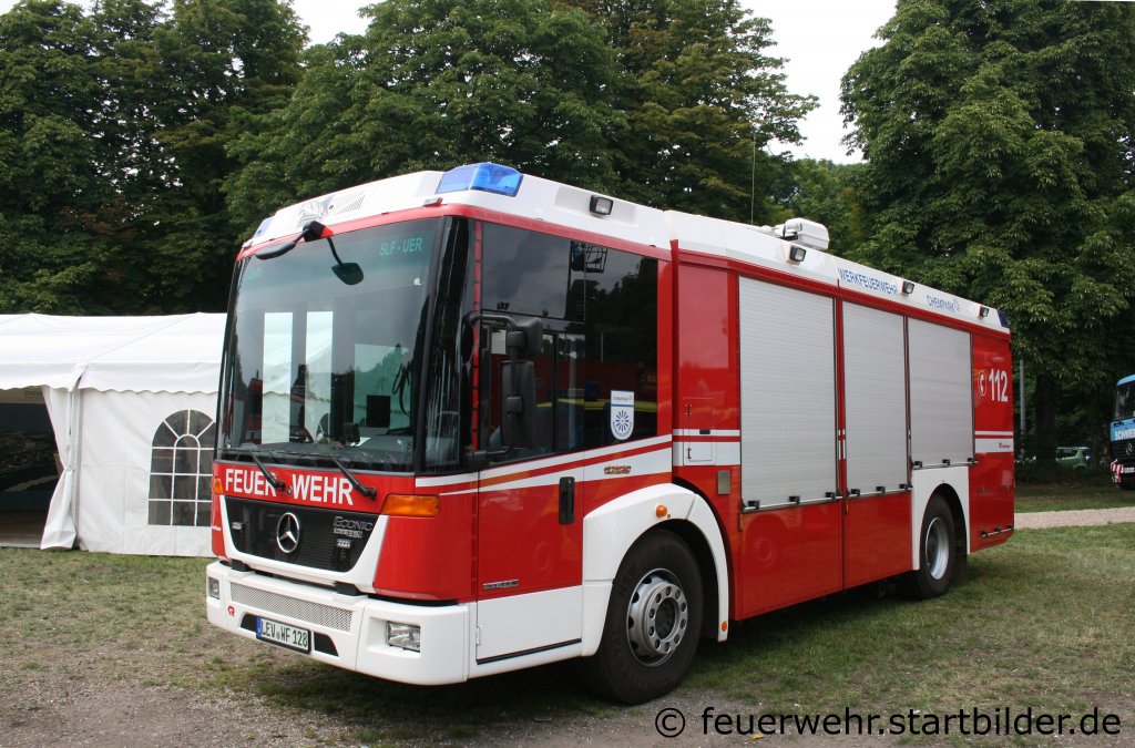 Werkfeuerwehr Chempark Leverkusen
Dieses Fahrzeug hat einen Rosenbauer Aufbau.
Aufgenommen beim Blaulichtag in Krefeld am 10.7.2011.