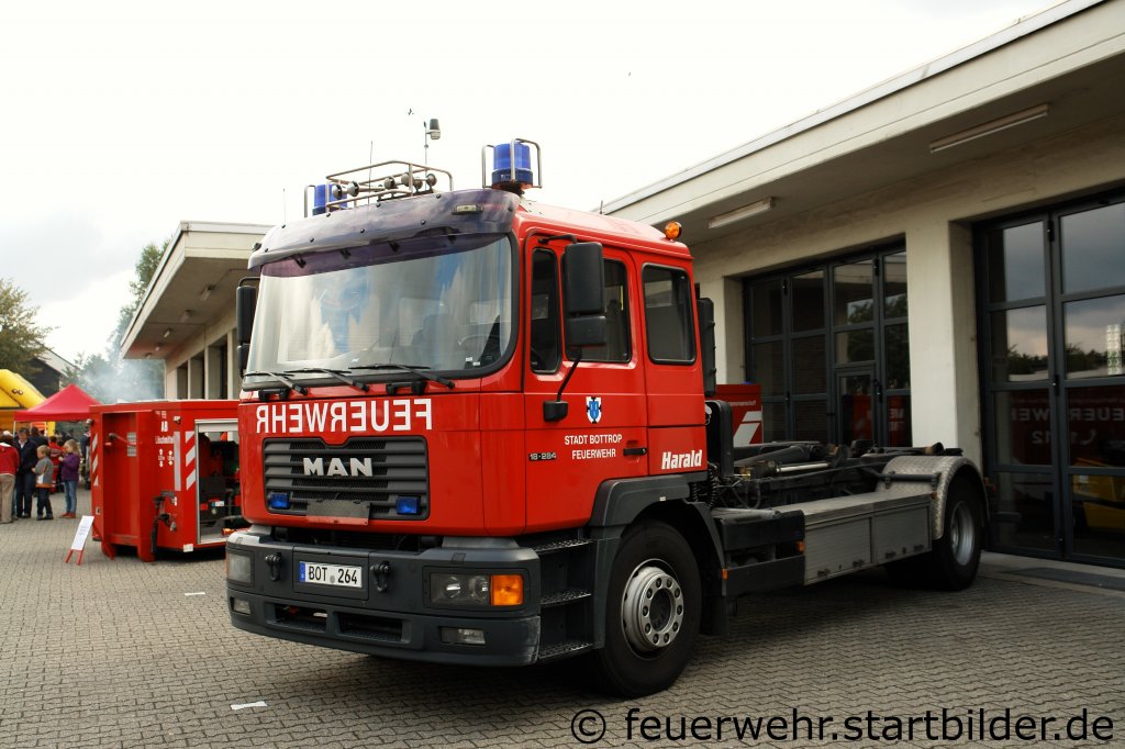 WLF (BOT 264) (Funk:1/65/2).
Standort von diesem Fahrzeug ist die Wache 1.
Aufgenommen am 18.9.2011 beim Tdo der FF Altstadt.