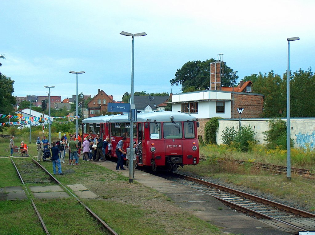 Zahlreiche Besucher nutzen während unserem Unstrutbahnfest in Roßleben die Mitfahrgelegenheiten in den roten Ferkeltaxen der Oberweißbacher Berg- und Schwarzatalbahn zwischen Nebra und Artern; 06.09.2008