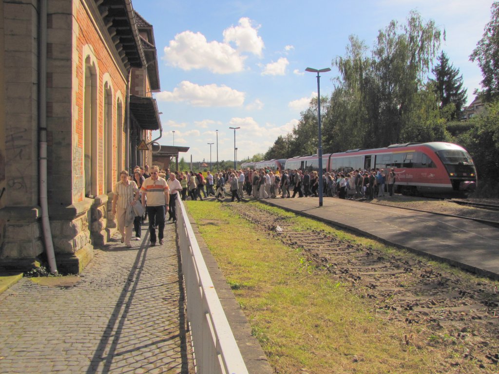 Zahlreiche Winzerfestbesucher nutzen auch in diesem Jahr die extra von der Burgenlandbahn eingesetzten Triebzüge der BR 642 mit größerer Kapazität, um per Bahn auf der Unstrutbahn nach Freyburg zu kommen; 11.09.2010