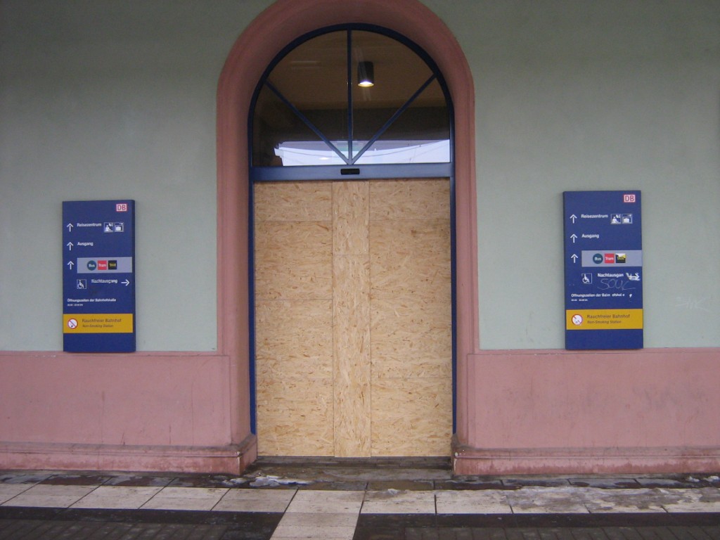Zugenagelte, ehemals elektrisch öffnende Tür zur Bahnhofshalle am Bahnsteig 1 vom neuen ICE-Umsteigebahnhof Naumburg Hbf; 01.01.2011 (Foto: Thomas Menzel)