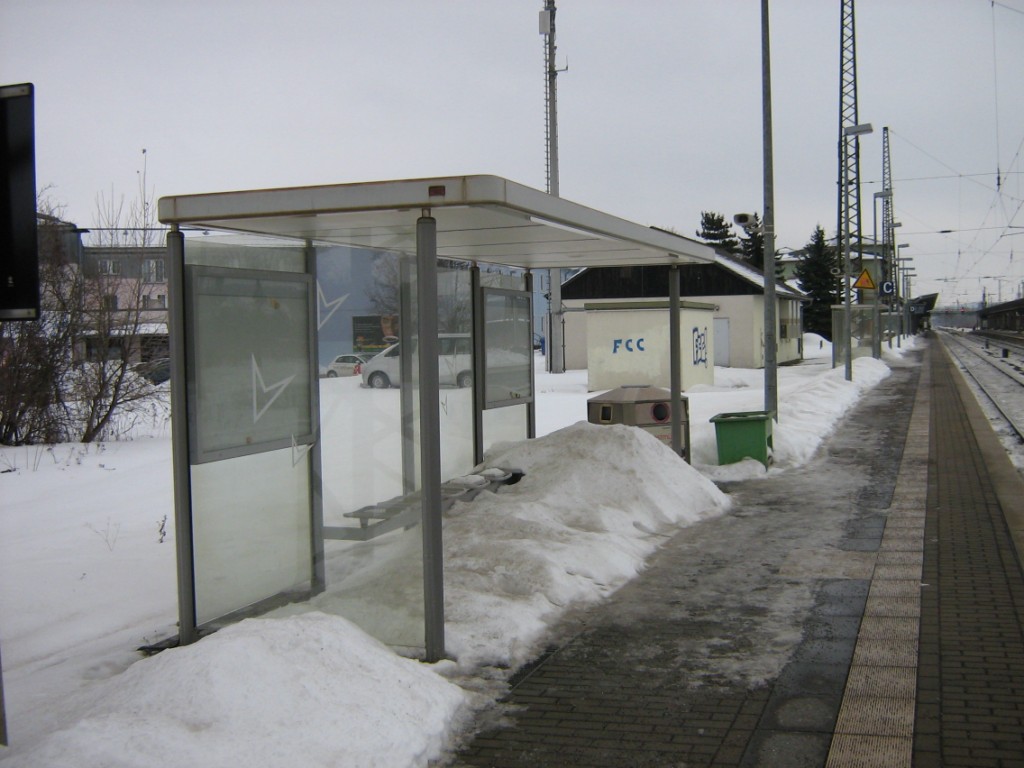 Zugeschneite Sitzmöglichkeit am Bahnsteig 1 vom neuen ICE-Umsteigebahnhof Naumburg Hbf; 01.01.2011 (Foto: Thomas Menzel)