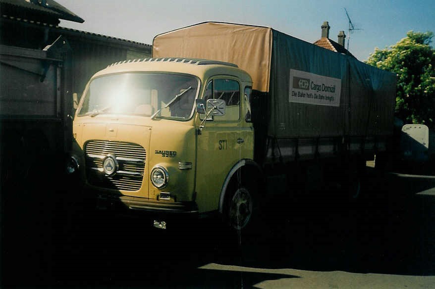 (017'122) - Aus dem Archiv: STI Thun - Nr. 142 - Saurer (ex Nr. 42) am 29. Mai 1007 in Thun, Garage