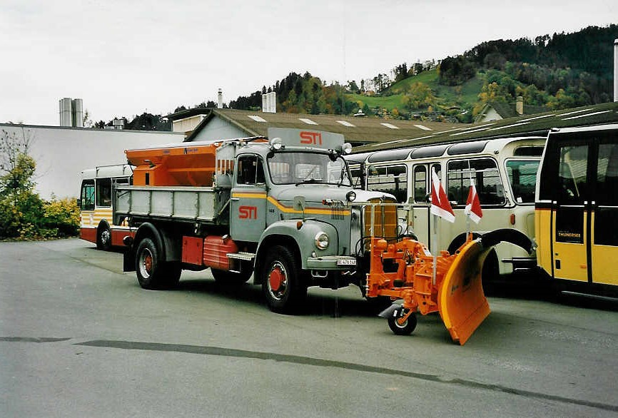 (043'708) - Aus dem Archiv: STI Thun - Nr. 148/BE 478'148 - Saurer (ex ATGH Heiligenschwendi Nr. 6) am 2. November 2000 in Thun, Garage