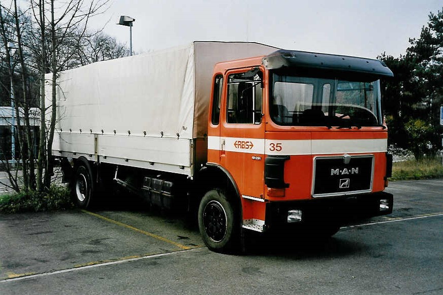 (050'627) - Aus dem Archiv: RBS Worblaufen - Nr. 35 - MAN am 18. November 2001 in Worblaufen, Garage