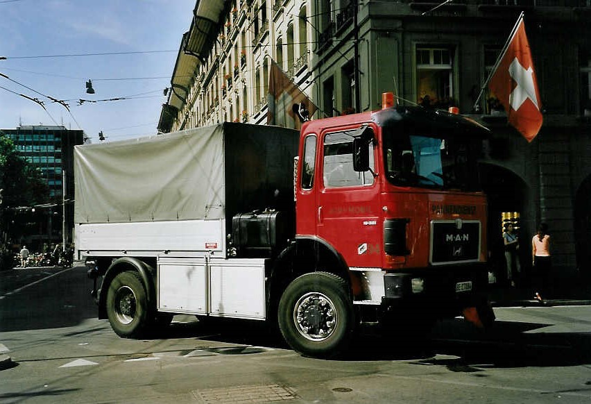 (060'635) - Aus dem Archiv: Bernmobil, Bern - Nr. 94/BE 27'094 - MAN am 13. Juni 2003 beim Bahnhof Bern