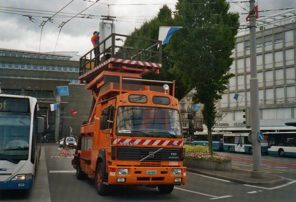 (070'225) - Aus dem Archiv: VBL Luzern - Nr. 10/LU 119 - Volvo/Bucher am 21. August 2004 beim Bahnhof Luzern