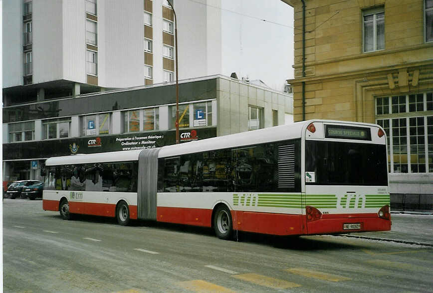 (082'204) - VR La Chaux-de-Fonds - Nr. 262/NE 90'262 - Solaris am 28. Dezember 2005 beim Bahnhof La Chaux-de-Fonds