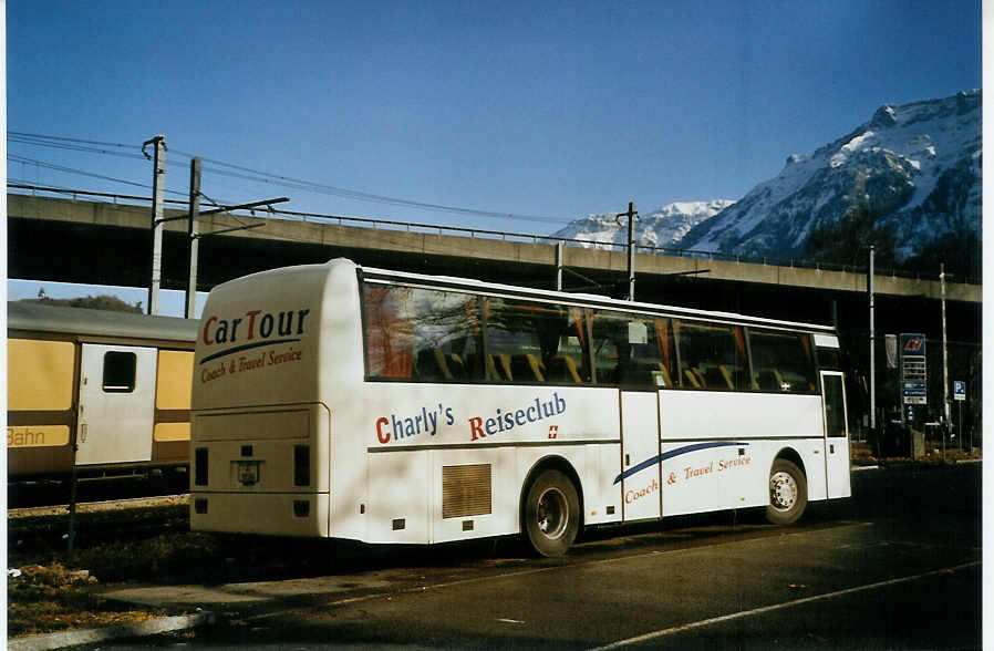 (082'721) - Regg, Untersiggenthal - AG 18'104 - Van Hool am 22. Januar 2006 beim Bahnhof Interlaken Ost