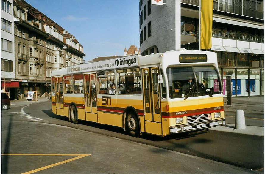 (082'809) - STI Thun - Nr. 35/BE 443'835 - Volvo/R&J (ex SAT Thun Nr. 35) am 23. Januar 2006 beim Bahnhof Thun