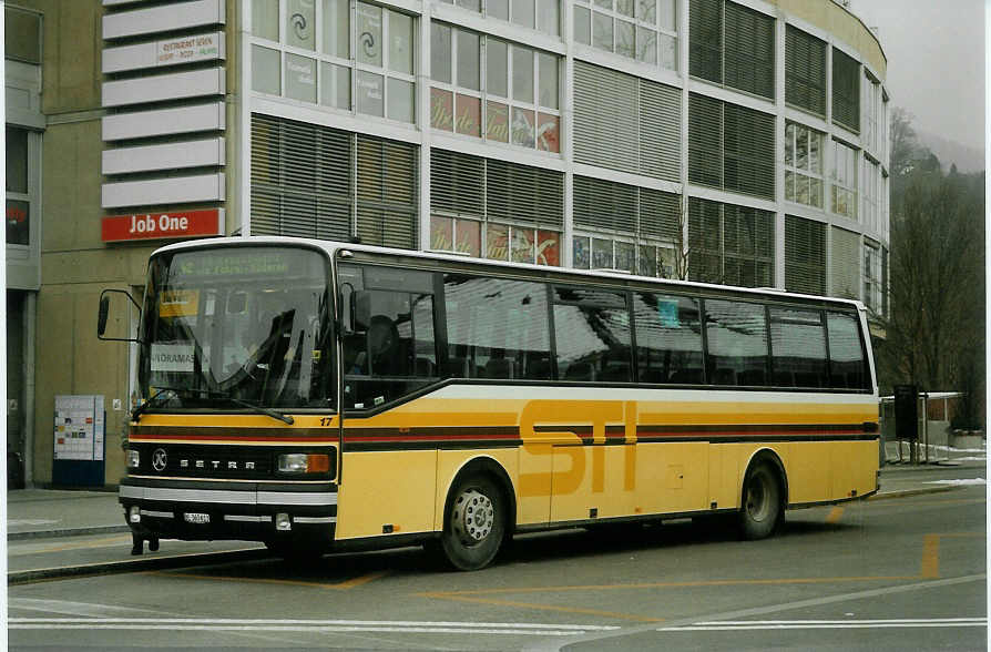 (082'908) - STI Thun - Nr. 17/BE 363'613 - Setra (ex AvH Heimenschwand Nr. 7) am 5. Februar 2006 beim Bahnhof Thun