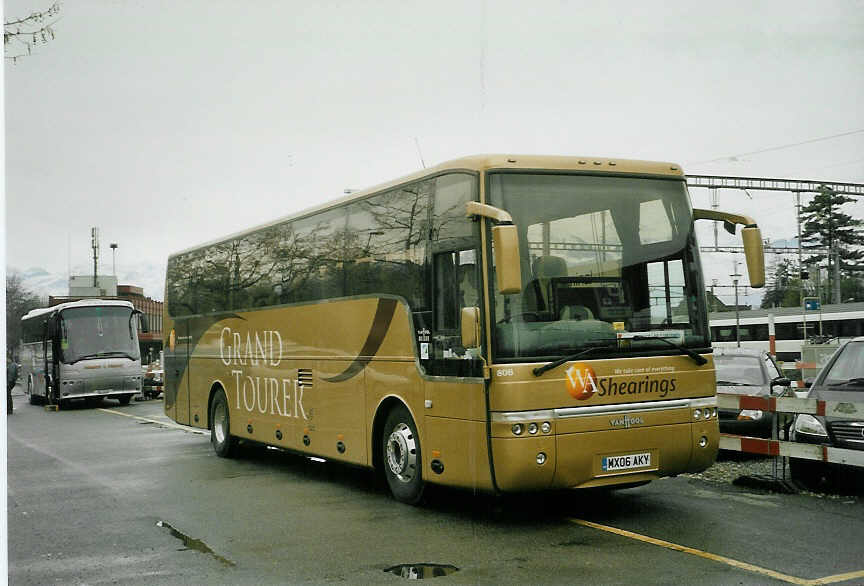 (084'215) - Aus England: Shearings, Wigan - Nr. 806/MX06 AKY - Van Hool am 9. April 2006 in Thun, CarTerminal