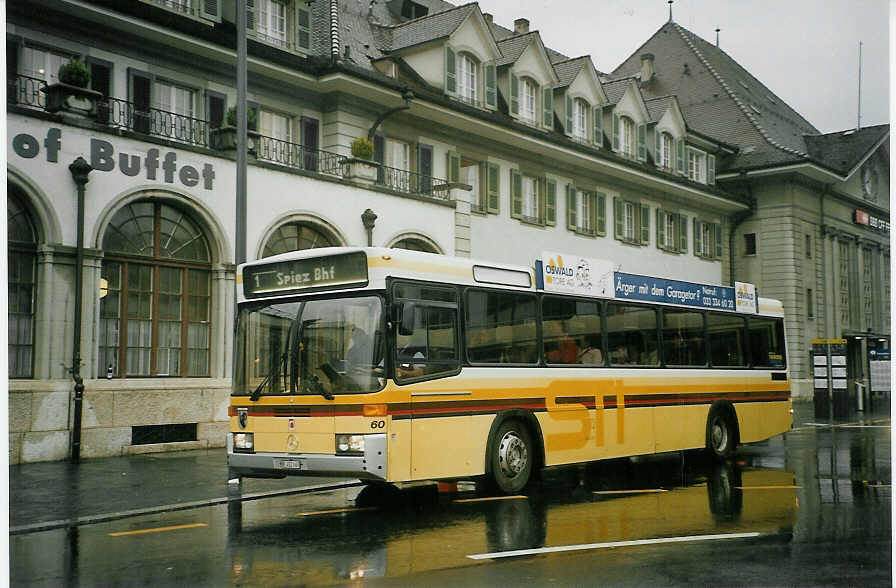 (084'317) - STI Thun - Nr. 60/BE 452'460 - Mercedes/R&J am 28. April 2006 beim Bahnhof Thun