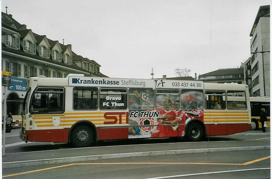 (084'433) - STI Thun - Nr. 31/BE 419'031 - Volvo/R&J (ex SAT Thun Nr. 31) am 29. April 2006 beim Bahnhof Thun