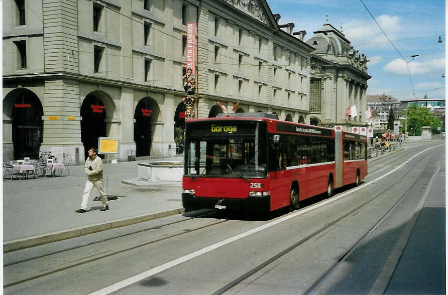 (084'508) - Bernmobil, Bern - Nr. 258/BE 572'258 - Volvo/Hess am 30. April 2006 in Bern, Zytglogge