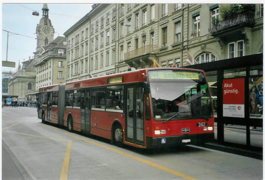 (084'903) - Bernmobil, Bern - Nr. 242/BE 518'242 - Van Hool am 10. Mai 2006 beim Bahnhof Bern