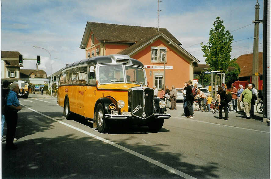 (085'014) - Gogniat, Mnchenbuchsee - BE 147'903 - FBW/FHS (ex Herzog, Muttenz; ex Kontiki, Wettingen Nr. 4; ex Nett, Bachs; ex P 23'179) am 13. Mai 2006 beim Bahnhof Aarberg