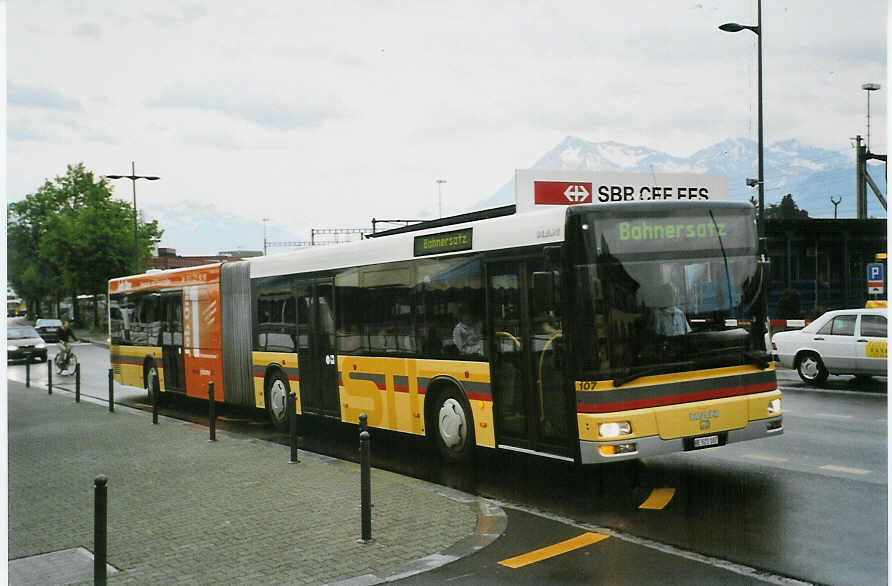 (085'137) - STI Thun - Nr. 107/BE 521'107 - MAN am 17. Mai 2006 beim Bahnhof Thun