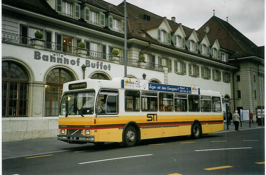 (085'207) - STI Thun - Nr. 35/BE 443'835 - Volvo/R&J (ex SAT Thun Nr. 35) am 18. Mai 2006 beim Bahnhof Thun