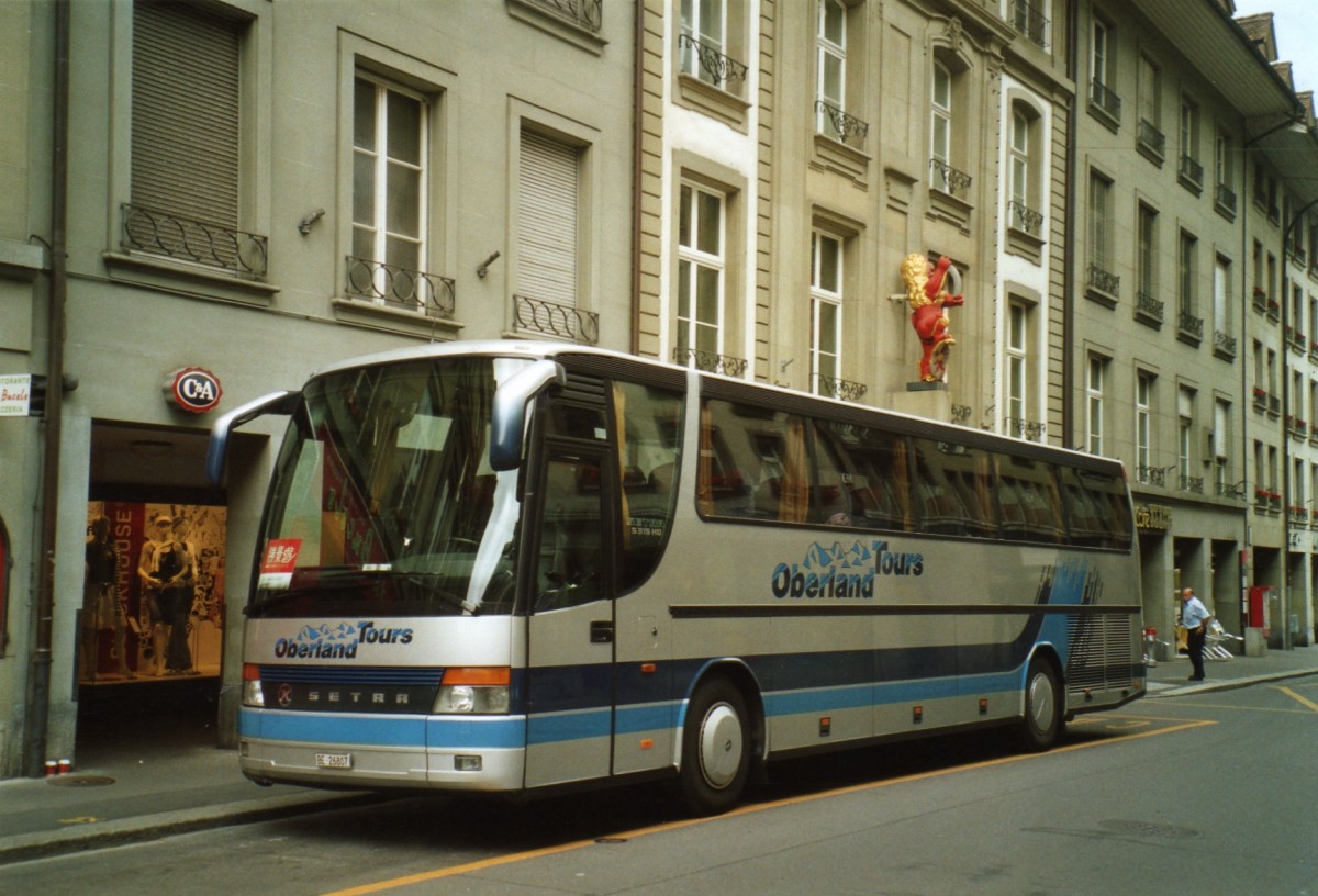 (085'630) - Oberland Tours, Grindelwald - Nr. 44/BE 26'807 - Setra (ex AAGI Interlaken) am 28. Mai 2006 in Bern, Zytglogge