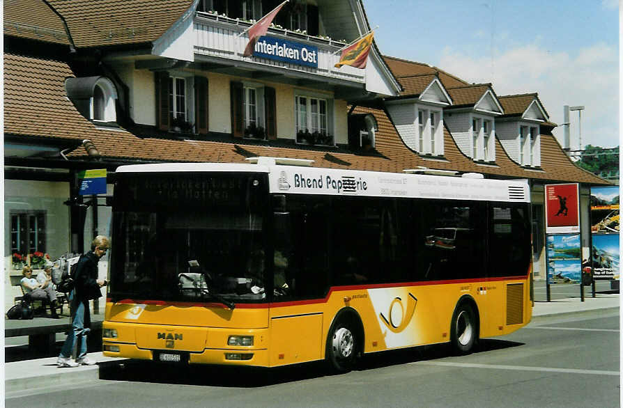 (085'815) - PostAuto Bern - BE 610'531 - MAN/Gppel (ex P 23'032) am 3. Juni 2006 beim Bahnhof Interlaken Ost