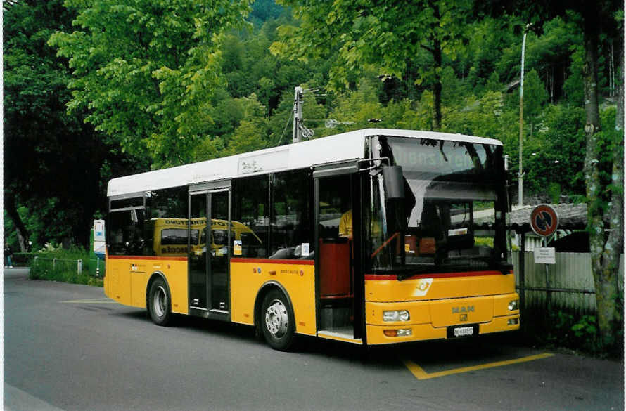 (085'820) - PostAuto Bern - BE 610'532 - MAN/Gppel (ex P 23'033) am 4. Juni 2006 beim Bahnhof Interlaken Ost