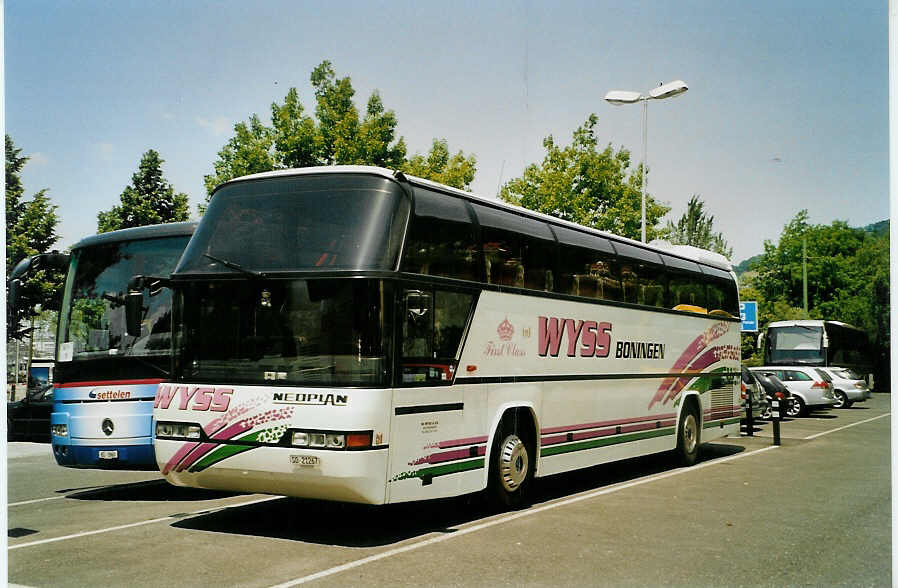 (086'206) - Wyss, Boningen - SO 21'267 - Neoplan am 15. Juni 2006 in Thun, Seestrasse