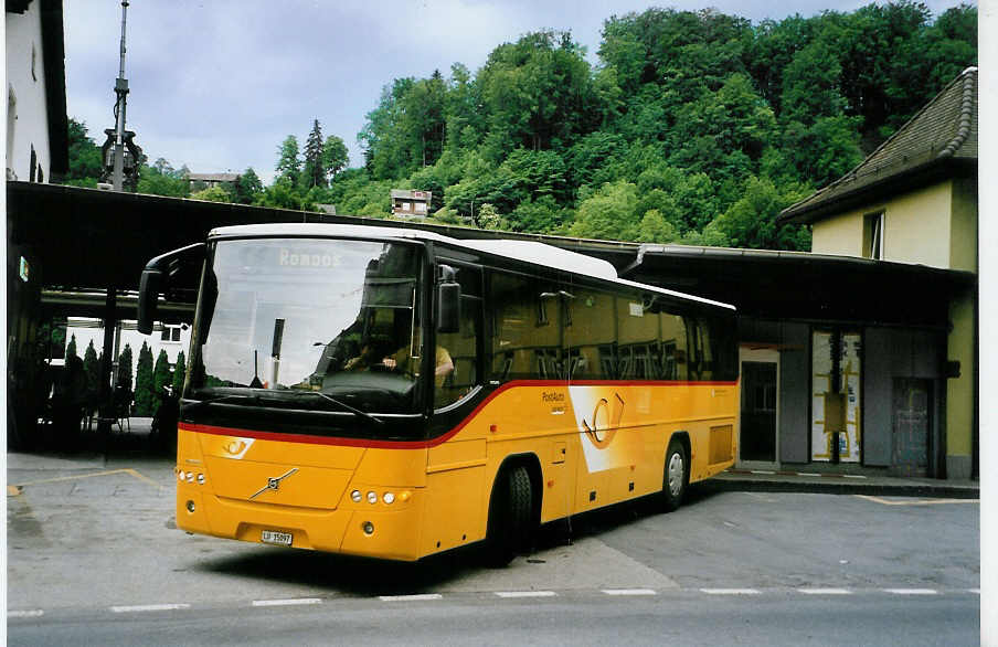 (086'736) - Unternhrer, Romoos - LU 15'097 - Volvo am 18. Juni 2006 beim Bahnhof Wolhusen