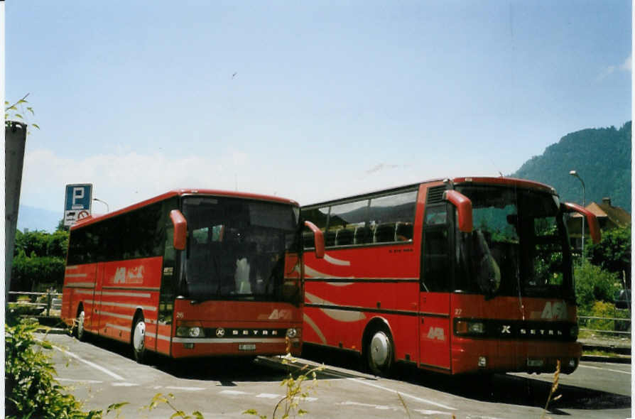 (087'113) - AFA Adelboden - Nr. 26/BE 21'181 - Setra (ex Nr. 16; ex Frhlich, D-Ludwigshafen/Rhein) + Nr. 27/BE 26'773 - Setra (ex Nr. 23; ex Flck, Brienz) am 2. Juli 2006 beim Bahnhof Interlaken West