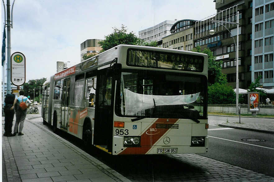 (087'137) - VAG Freiburg - Nr. 953/FR-SW 953 - Mercedes am 8. Juli 2006 beim Bahnhof Freiburg