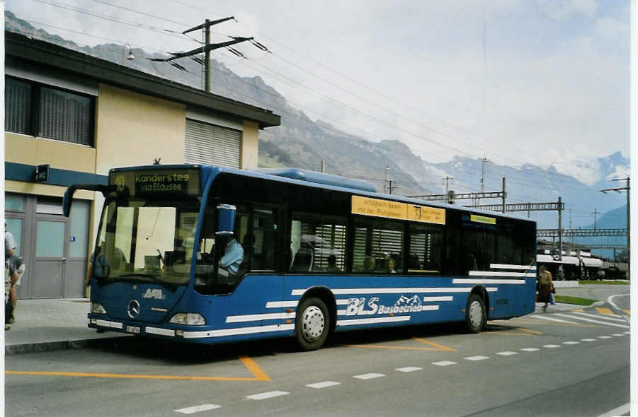 (087'230) - AFA Adelboden - Nr. 92/BE 26'704 - Mercedes (ex Nr. 4) am 9. Juli 2006 beim Bahnhof Frutigen